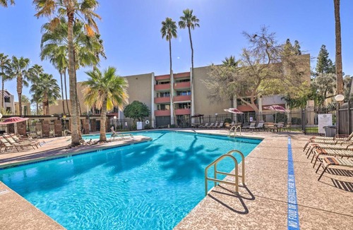 South Scottsdale House | Lounge Poolside: Resort Condo 1 Mi to Old Town!