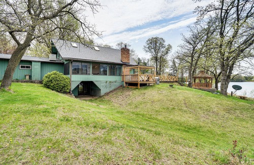New Richmond House | 'Love Lake Retreat’ w/Hot Tub in New Richmond!
