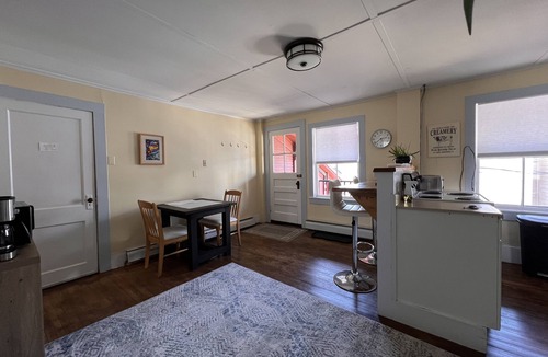 Johnson Apartment | Lovely 2bdrm Apt Close to Stowe, Smugglers Notch & Jay Peak!