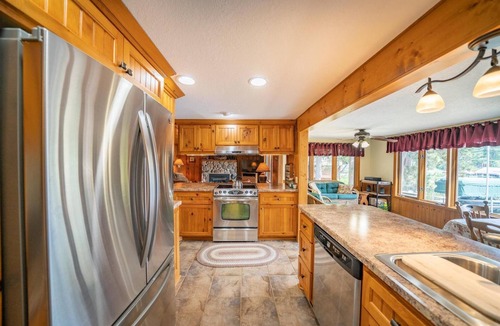 Crosslake House | Lovely Lake Retreat for Family Fun on Daggett Lake - With Guest House