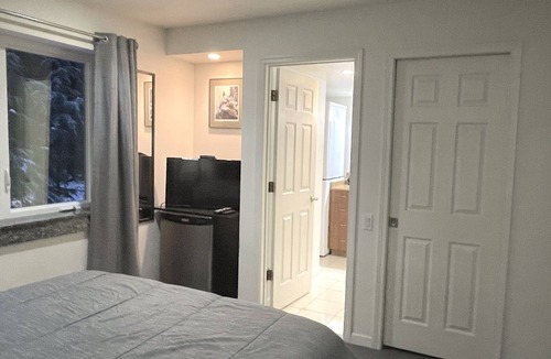 Juneau Cabin | Lucky Duck Private Room-Near Mendenhall Glacier and Auke Bay Offering DISCOUNT ON TOURS!