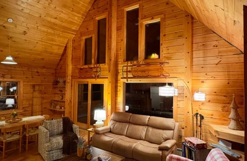 Lisbon Cabin | Luigi's Lodge - Cozy Log Cabin Near Franconia Notch - White Mountains Retreat