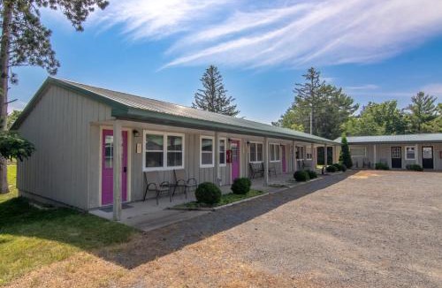 Balsam Lake Apartment | Lumber Jill Lodge 18 Cozy King Room