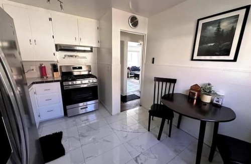 El Prado House | Luxe Nest - Bright & Cozy 1BR in University District, Walk Everywhere!