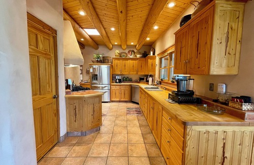 Arroyo Seco House | Luxurious & Cozy Modern Adobe Home. Taos at it's finest. Welcome to Dos Alamos!