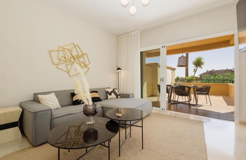 Elviria Apartment | Luxurious frontline golf apartment in Elviria