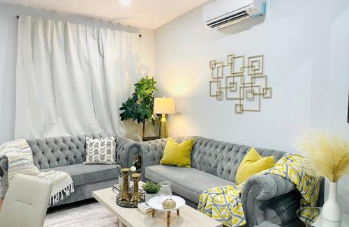 Walkerville Apartment | Luxurious High Ceiling, King Bed, indoor parking
