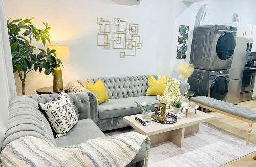 Walkerville Apartment | Luxurious High Ceiling, King Bed, indoor parking
