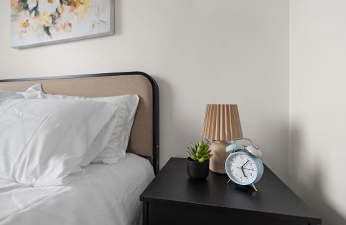 Downtown Minneapolis Apartment | Luxury 2 Bedroom Top Floor Condo In DT Minneapolis, Minutes From Minneapolis Convention Center & US Bank Arena