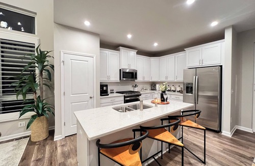 Cottage Grove House | Luxury condo in welcoming safe and warm neighborhood in Woodbury/Cottage Grove.