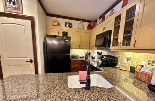 Stratton Mountain Condo | Luxury Condo*Hot Tub*Pool*Fireplace*Walk to Lifts*Near Golf Course & Fitness Ctr