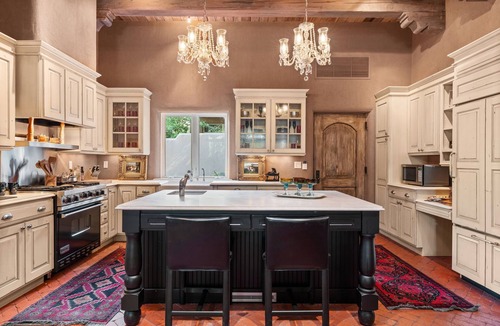 Historic Eastside House | Luxury | Hot Tub | Walk to Canyon Rd | Scenic Santa Fe River | Two Masters