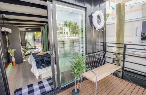 Key West Boat Rental | Luxury Houseboat, 1BD WiFi & AC Oasis @ The Perry, Key West