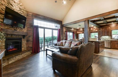Indian Point House | Luxury Lakefront Villa Lazy River HUGE POOL Kayaks 2Mi to SDCity