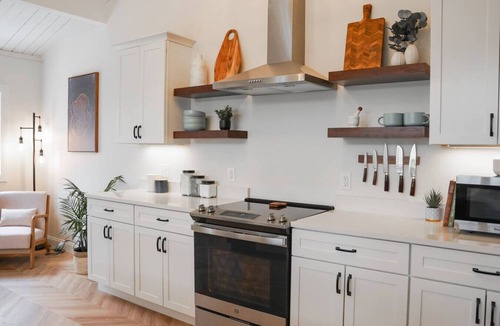 East Haven  Rutland County Ski Chalet | Luxury & Location-Secret Door to A Large Speakeasy