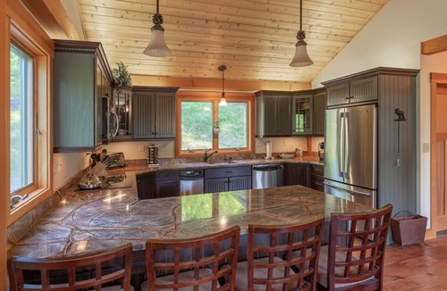 Lincoln House | Luxury Loon Mtn Home Sleeps 16 with pool/gym access