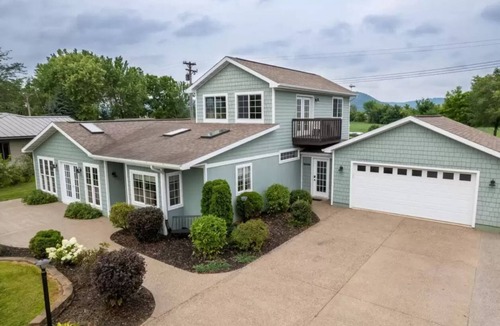 Buffalo City House | Luxury Mississippi River Vacation Home w Private Dock-Great Fishing Getaway