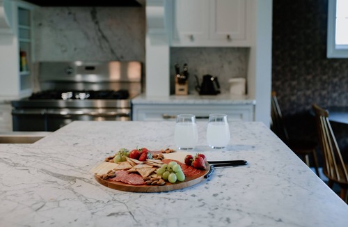 Rochester House | Luxury Stay/Theater/No step entry/Dogs Welcome