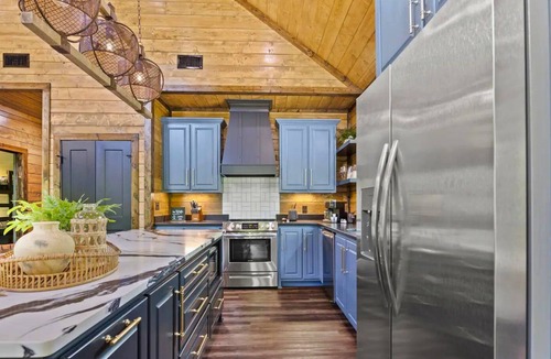 Broken Bow Cabin | Luxury Two-Cabin Retreat w/Pools for Large Groups