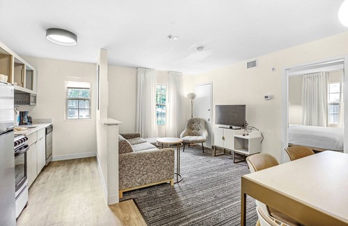 Mobile Hotel | MainStay Suites