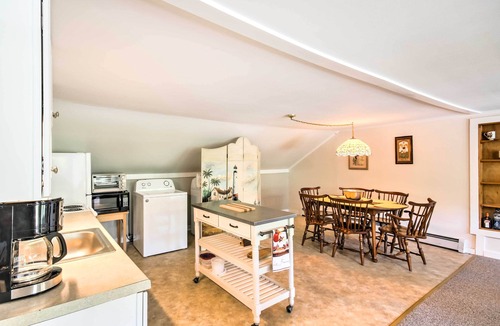 Manchester Center Apartment | Manchester Center Retreat w/Mtn View, Near Skiing