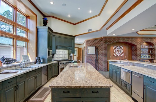 Tainter Lake House | Mansion on Lake Tainter. Sleeps 20-28 guests. Jacuzzi tub,private en-suite rooms