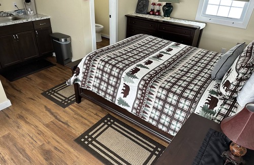 Schroon Lake Hotel | Maple Leaf Motel