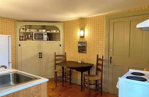 Northampton Apartment | Maple Suite- Private Ground Floor Apartment in front of Smith College