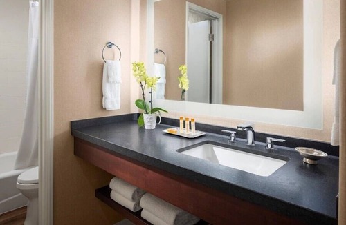 Central Mission Beach Hostel | Marina Suite King, Bahia Resort Hotel, Pool, Spa, Overlooking Mission Bay