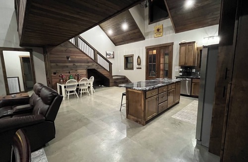 Heber Springs Cabin | Massive cabin on the Little Red River in Heber Springs - 5 bedrooms.