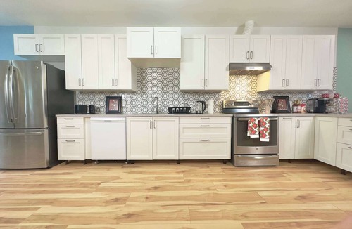 Port Colborne Apartment | Massive Master BD 2 Kings Plus Ensuite