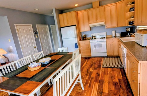 Clinton House | Maxwelton Beach - 3 bdrm, dog friendly, beachfront - 5 star rental with new mgt!