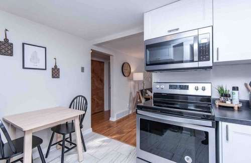 Kutzky Park House | Mayo Discount! 2 main floor bedrooms and bath. Recliner. 6 blocks to Mayo Clinic