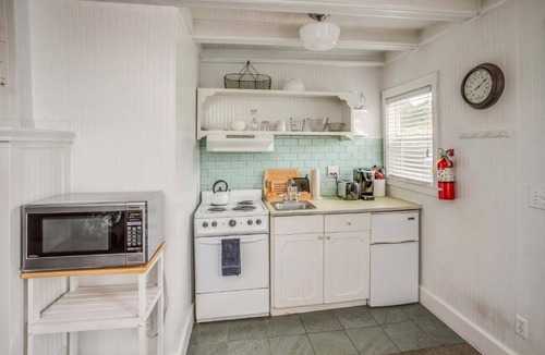 Downtown Cannon Beach Hotel | McBee Cottage - Standard Queen at Cannon Beach Hotel Collection! Kitchenette
