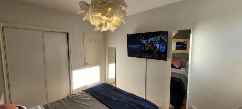 St. James Town House | Medium size room for 2