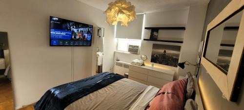 St. James Town House | Medium size room for 2