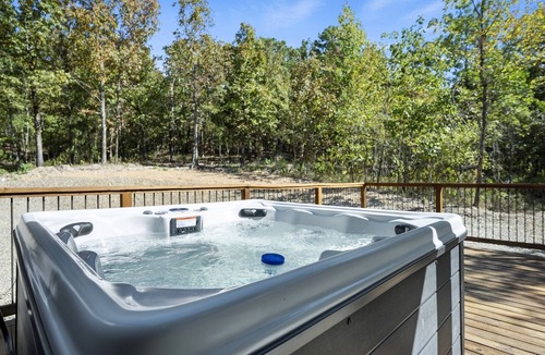 Broken Bow Cabin | Memorial Day Escape | Hot Tub + EV | Sleeps 10