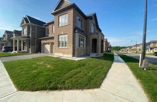 Mount Pleasant House | Mesmerizing 6 Bed 3.5 Bath Home - Open Concept Kitchen Living Dining & Parkings
