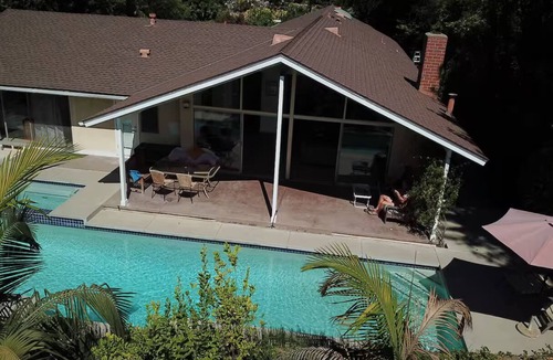 La Canada Flintridge House | Mid Century House w/Pool on top of Private Dr.