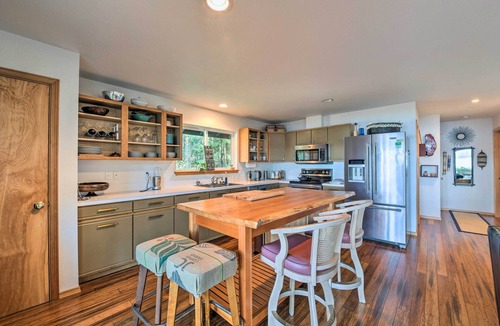 Hansville Cabin | Mid-Century Cabin w/Deck & Puget Sound Vistas!