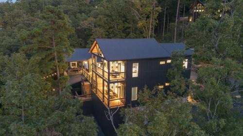 Broken Bow House | Midnight Skies Luxury 5BR - Hot Tub & Mountain Views
