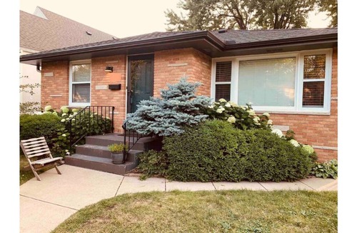 Keewaydin House | Minneapolis Marigold Cottage- Lake Nokomis Home