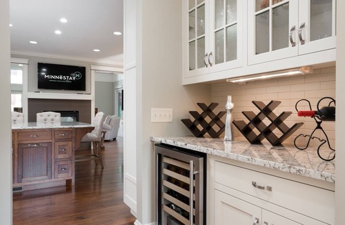 Cedar-Isles-Dean House | MINNeSTAY* Dean Parkway Estate Luxury | Spacious