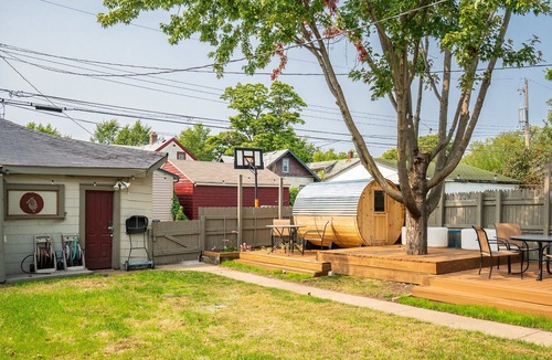 Powderhorn House | MINNESTAY* Jewel of Standish ★ Backyard Sauna ★ Steam Shower ★ Work From Home