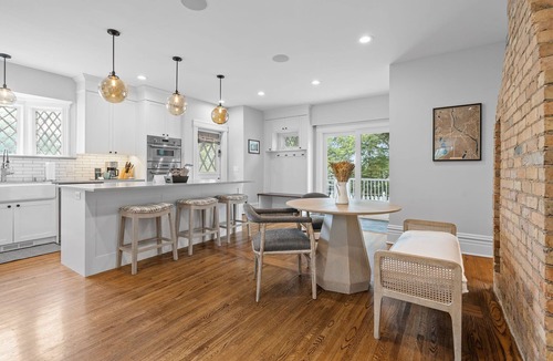 Uptown House | MINNeSTAY* Lakeside Luxe | Putting Green | Lake