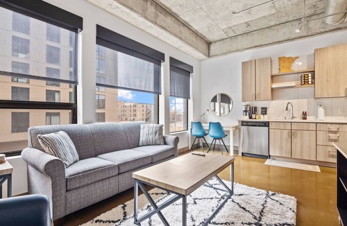 Warehouse District Apartment | MINNeSTAY* Sable 204 | Target Field |