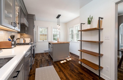 Robbinsdale House | MINNeSTAY* Shoreline Villa | Pool