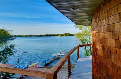 Center City House | MINNESTAY * Square Bed ~ Round House | Private Beach, Lakefront, Unique Stay