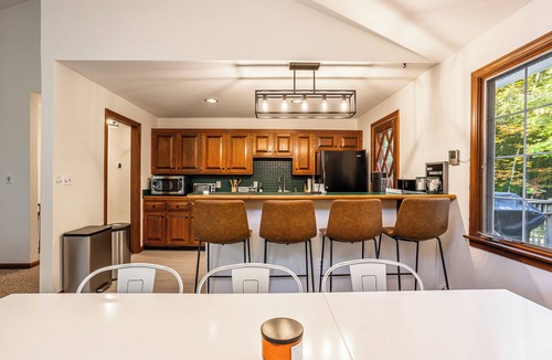 Londonderry House | Minutes to a Magical Apres Ski! 4 Bedrooms, EV Charger, Mins to 4 Ski Mtns