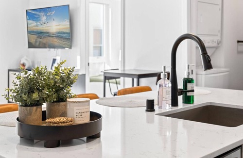 Uptown Apartment | Modern 1BR in Lowry Hill | Near Shops & Dining